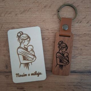✨ Set klíčenky a magnetky – Nosím a miluju ✨ Malá radost pro každou nosící mámu 💛 Spojení lásky, blízkosti a doteku – to...