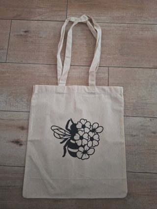 🐝 Látková taška s včelkou Někdy ty nejlepší věci vzniknou úplně spontánně. Tohle je přesně ten případ – ve 22:30 padl...
