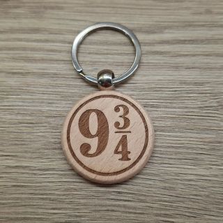 🚂✨ Klíčenka 9 a 3/4 – protože cesta do kouzelného světa začíná právě tady! Pro všechny, kdo v srdci pořád čekají na svůj...